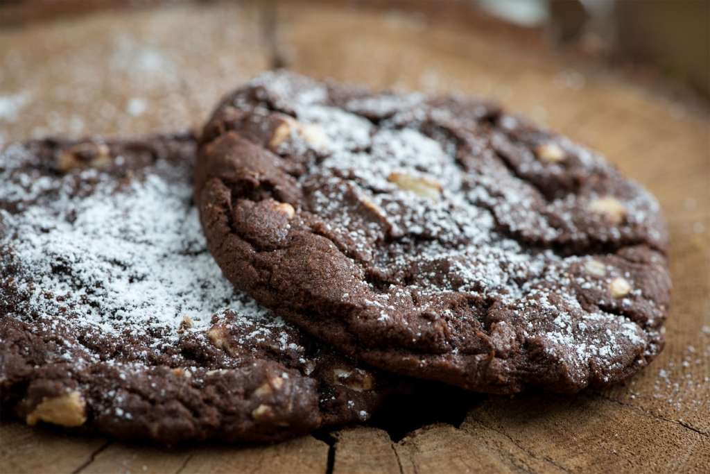 Cookies vegani al cacao e cioccolato bianco vegan